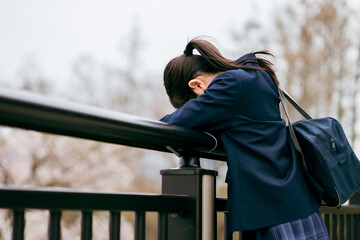 悩みを抱える制服姿の高校生・中学生・女子高生
