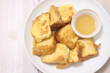 フレンチトーストとメープルシロップのプレート