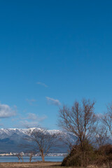 冬の晴れ渡った青空と琵琶湖の風景　滋賀県　大津市