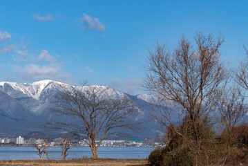 冬の晴れ渡った青空と琵琶湖の風景　滋賀県　大津市