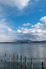 Fototapeta premium 冬の晴れ渡った青空と琵琶湖の風景 滋賀県 大津市