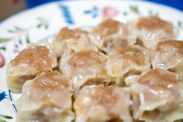 皿に載せたおいしいシュウマイ