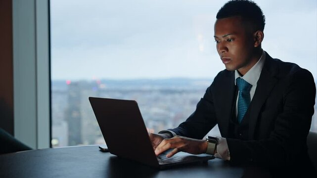 ビジネス、ノートパソコン、ビジネスマン、男性、仕事、PC、DX、ビジネスパーソン、デジタル、メール、動画、SNS、ダーク、暗い、外国人、黒人、オフィス、ロビー、ラウンジ、デスクワーク、働く、作業、投稿、ニュース、考える、シリアス、真剣、悩む、web、インターネット、オンライン、検索、人材、展望、都市、ホテル、コピースペース、スーツ、エンジニア、システム、夜、経営、企業、事務、不安、心配、トラブル、
