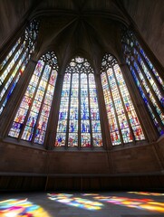 Obraz premium Colorful Stained Glass Windows Inside Historic Cathedral Illuminated by Sunlight : Generative AI