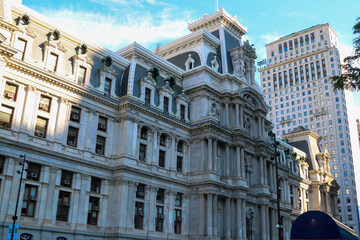 Obraz premium Historic architecture in a bustling urban setting at midday