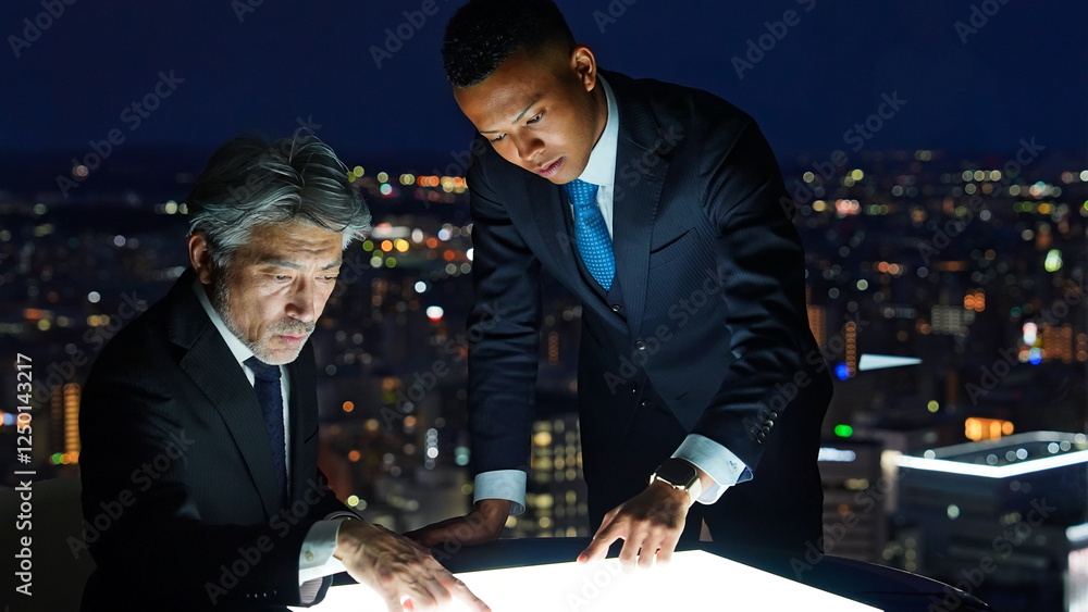 Aufkleber ビジネス、会議、ミーティング、打ち合わせ、オフィス、ビジネスマン、グローバル、夜景、シリアス、クール、画面、経営者、指導、指示、戦略、マネジメント、ミドルエイジ、社長、上司、部下、かっこいい、外国人、黒人、日本人、秘密、機密、情報、暗い、ダーク、エージェント、スパイ、スクリーン、ディスプレイ、英会話、仕事、テクノロジー、DX、未来、経営、企業、人材、プロフェッショナル、チームワーク、スーツ、ビジネ