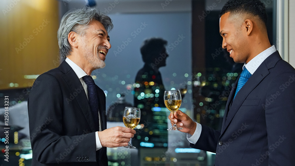 Poster パーティー、乾杯、シャンパン、ビジネス、ビジネスマン、男性、飲酒、祝杯、ワイン、夜景、オフィス、グローバル、談笑、コミュニケーション、ビジネスパーソン、英会話、グラス、立食、会談、チームワーク、友人、イベント、式典、笑顔、スーツ、シニア、ミドルエイジ、中高年、日本人、外国人、黒人、国際、グループ、社長、経営者、上司、部下、経営、マネジメント、企業、アルコール、お酒、外交、祝福、宴会、祝宴、接待、ロ
