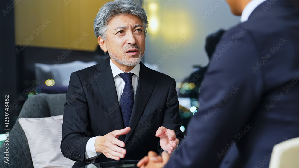 Aufkleber 男性、相談、外交、会議、ミーティング、打ち合わせ、外交官、交渉、ビジネス、ビジネスマン、インタビュー、会談、エグゼクティブ、シニア、面会、ビジネスパーソン、社長、経営者、ミドルエイジ、中高年、日本人、