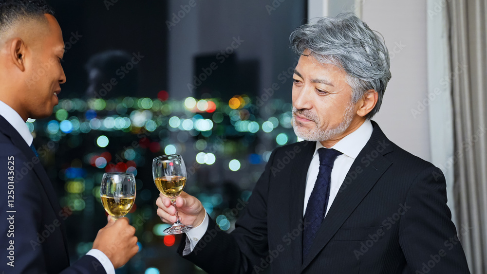 Poster 乾杯、ビジネス、シャンパン、飲酒、ビジネスマン、男性、祝杯、パーティー、グラス、笑顔、ビジネスパーソン、ワイン、お酒、アルコール、イベント、接待、お祝い、祝賀、カウントダウン、新年、年越し、社長、経営者、シニア、ミドルエイジ、中高年、エグゼクティブ、日本人、外国人、黒人、グローバル、多国籍、国際、英会話、チームワーク、グループ、企業、打ち上げ、ラウンジ、ホテル、オフィス、バー、忘年会、新年会、祝賀
