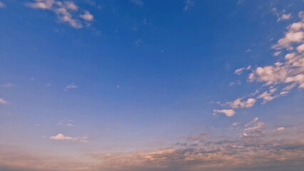Obraz premium beautiful sunset goldish clouds on the sky backdrop - photo of nature
