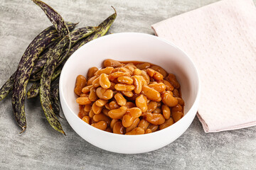 Canned white bean in tomato sauce
