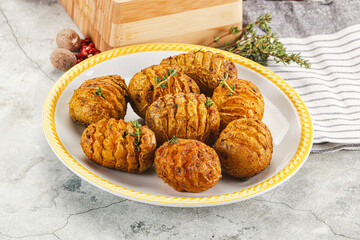 Baked baby potato with thyme