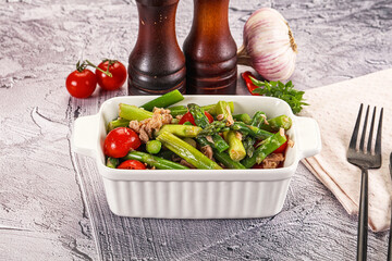 Canned tuna with asparagus salad