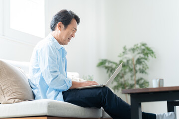 暗号資産の下落に恐怖する50代個人投資家