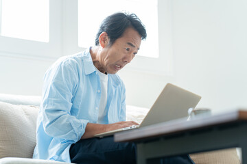 暗号資産の下落に恐怖する50代個人投資家