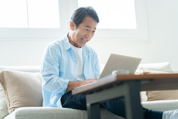 暗号資産の下落に恐怖する50代個人投資家