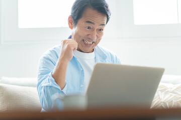 買った銘柄が値上がりして喜ぶ個人投資家