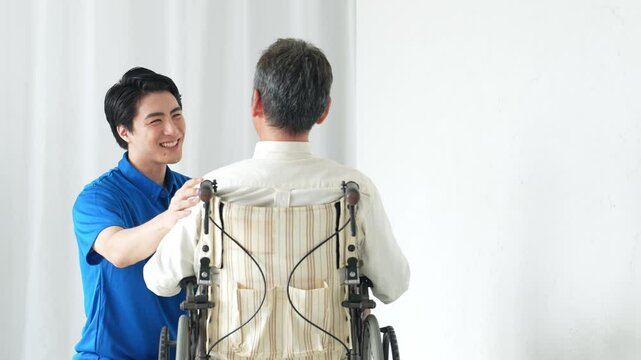 介護、車いす、男性、シニア、老人、患者、車椅子、障害、介護士、サポート、支援、スタッフ、デイサービス、ヘルパー、ホームヘルパー、日本人、高齢者、お年寄り、リハビリ、真心、笑顔、介助、優しさ、訪問、障がい者、老人ホーム、介護施設、仕事、アルバイト、介護福祉士、ウェルネス、理学療法士、病院、治療、診療、安心、サービス、コピースペース、医療、マッサージ、リハビリテーション、福祉、ヘルスケア、職員、見守り