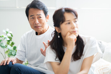 怒った妻に謝る50代夫