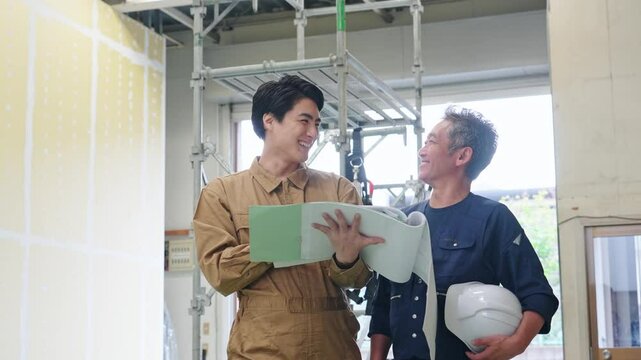大工、打ち合わせ、建設、塗装、シニア、男性、工事、現場、建築、職人、工務店、改装、リフォーム、相談、足場、安全、確認、チェック、点検、修繕、修理、仕事、プロ、職業、チームワーク、設計、建築士、設計士、棟梁、親方、鳶、佐官、中小企業、自営業、ニッカポッカ、作業服、施工、業者、解体、日本人、チーム、グループ、住宅、作業員、インフラ、ヘルメット、跡継ぎ、後継者、世代交代、人物