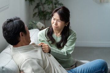 Fototapeta premium 夫を問い詰める50代妻