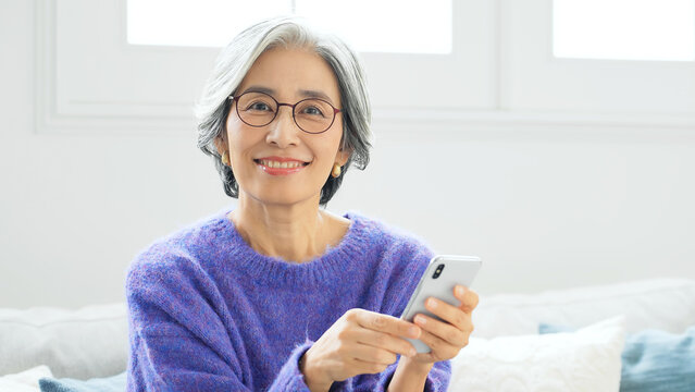 スマホ、シニア、女性、スマートフォン、日本人、アプリ、笑顔、SNS、メール、ポイント、キャンペーン、クーポン、検索、高齢者、お年寄り、シルバー、割引、DX、IT、ユーザー、料金、値下げ、コピースペース、広告、マッチング、ライフスタイル、リビング、住宅、暮らし、住まい、相続、保険、終活、カメラ目線、眼鏡、老眼、老眼鏡、アンチエイジング、老化、加齢、60代、カジュアル、おしゃれ、通信、インターネット、