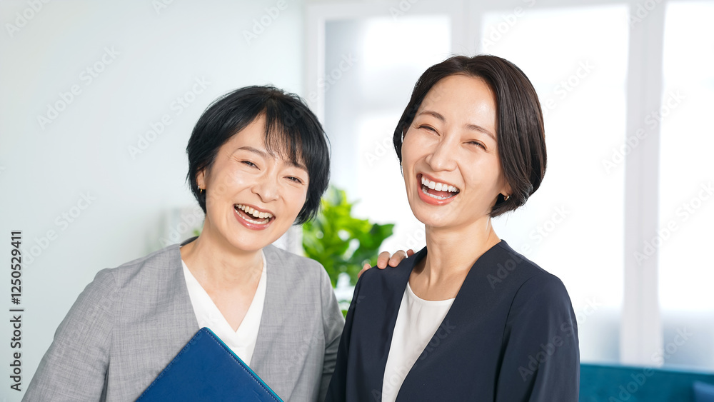 Leinwandbilder 女性、ビジネスウーマン、ビジネス、シニア、二人、日本人、笑顔、笑う、元気、やりがい、ミドル、職場、楽しい、ポジティブ、オフィス、仕事、企業、会社員、ハッピー、喜ぶ、嬉しい、爆笑、管理職、人材、モチベーション、やる気、満足、充実、爽やか、期待、楽しみ、希望、ウィッグ、育毛、カメラ目線、仲良し、チームワーク、パートナー、営業、働く、マネジメント、経営、経営者、起業、仲間、同僚、ビジネスパーソン、コピー
