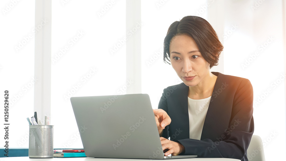 Aufkleber 女性、ビジネス、ノートパソコン、キャリアウーマン、日本人、仕事、オフィス、事務、チェック、経理、働く、バックオフィス、総務、人材、スーツ、ビジネスパーソン、コピースペース、マネジメント、経営、管理職、