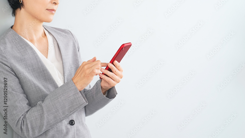 Aufkleber スマホ、スマートフォン、女性、ビジネスウーマン、キャリアウーマン、操作、ビジネス、携帯電話、アプリ、SNS、メール、動画、検索、スーツ、ビジネスパーソン、仕事、調べる、リサーチ、ツール、使う、ユーザー、タッチ、ブラウザー、ホームページ、webサイト、インターネット、オンライン、通信、DX、IT、IoT、デジタル、テクノロジー、モバイル、笑顔、ミドル、クラウド、ニュース、記事、電子書籍、電子コミック