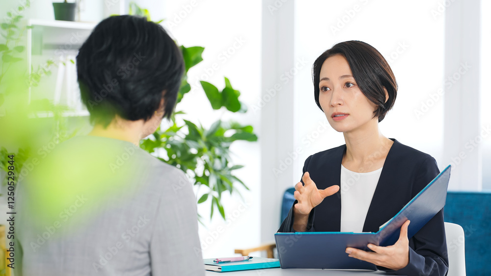 Aufkleber ミーティング、女性、ビジネス、ビジネスウーマン、会議、打ち合わせ、相談、日本人、面談、アドバイザー、会話、二人、提案、商談、ビジネスパーソン、仕事、人材、FP、ファイナンシャルプランナー、プレゼンテーション、条件、交渉、顧問、経営、面接、採用、求人、雇用、税理士、会計士、金融、コンサルタント、コンサルティング、経理、会計、監査、会社、オフィス、職場、教える、臨床心理士、クライアント、キャリア、丁寧