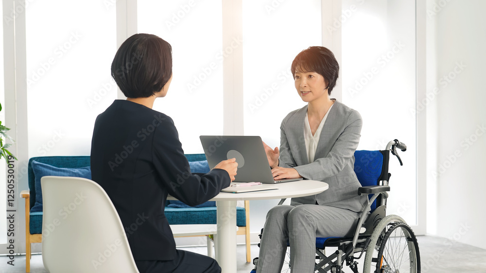 Poster 女性、ビジネスウーマン、仕事、ビジネス、ミーティング、車いす、日本人、オフィス、働く、会議、障がい者、障害者、車椅子、ハンディキャップ、バリアフリー、雇用、支援、相談、スーツ、会社、企業、ノートパソコ