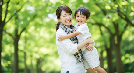 公園で遊ぶ子どもと母親