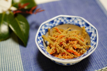 小鉢に入ったたらこ入りきんぴらごぼう　