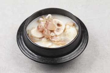  A thick, boiled soup with beef feet. You can also make the seasoning separately and add it according to your taste.