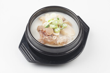  A thick, boiled soup with beef feet. You can also make the seasoning separately and add it according to your taste.