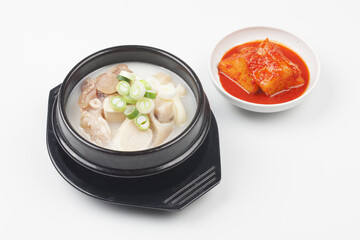  A thick, boiled soup with beef feet. You can also make the seasoning separately and add it according to your taste.