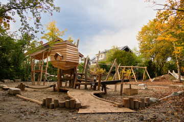 Naturnaher Kinderspielplatz in einem ruhigen Wohngebiet mit vielen Elementen aus Holz