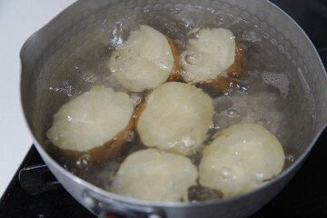 じゃがいもを茹でる様子
