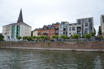 Obraz premium Houses on water on Rhine river in Wiesbaden