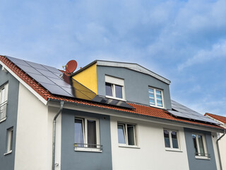 Solarpenele auf dem Dach eines Haus in Hilden, Deutschland