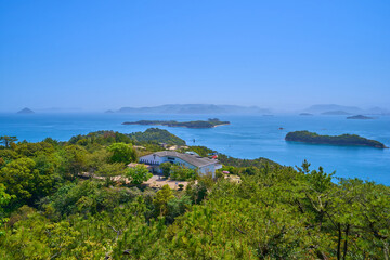 岡山県倉敷市の鷲羽山の鍾秀峰(山頂展望台)から南東側の眺望(ビジターセンター,松島,香川県など)
