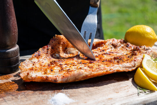 Delicioso matambre de cerdo asado siendo cortado y presentado en tabla de cocina