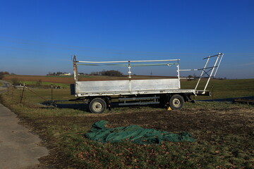 Anhänger für Heuballen steht an einem Feldweg © Horst Bingemer