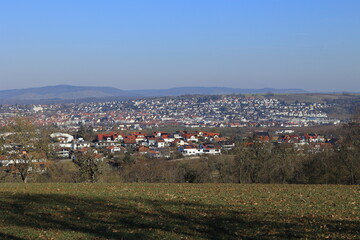 Blick über Wiesen und Felder auf die Stadt Vaihingen Enz
