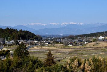 	雪山の見える、日本の田舎の風景