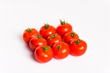 Frische rote Tomaten mit Stengeln vor weißem HIntergund isoliert, in Reihe
