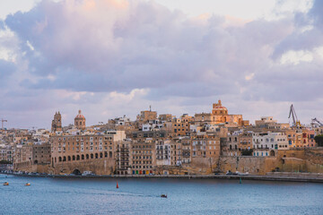 Obraz premium Mare mosso con panorama su Valletta ,burrasca 