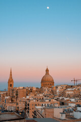 Malta paessaggio con mare , navi , romantico ,giorno e sera  