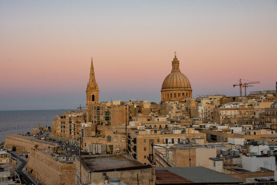 Malta paessaggio con mare , navi , romantico ,giorno e sera  