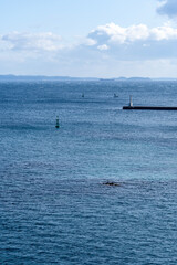 Obraz premium 城ヶ島大橋から望む三浦市三崎港の景色